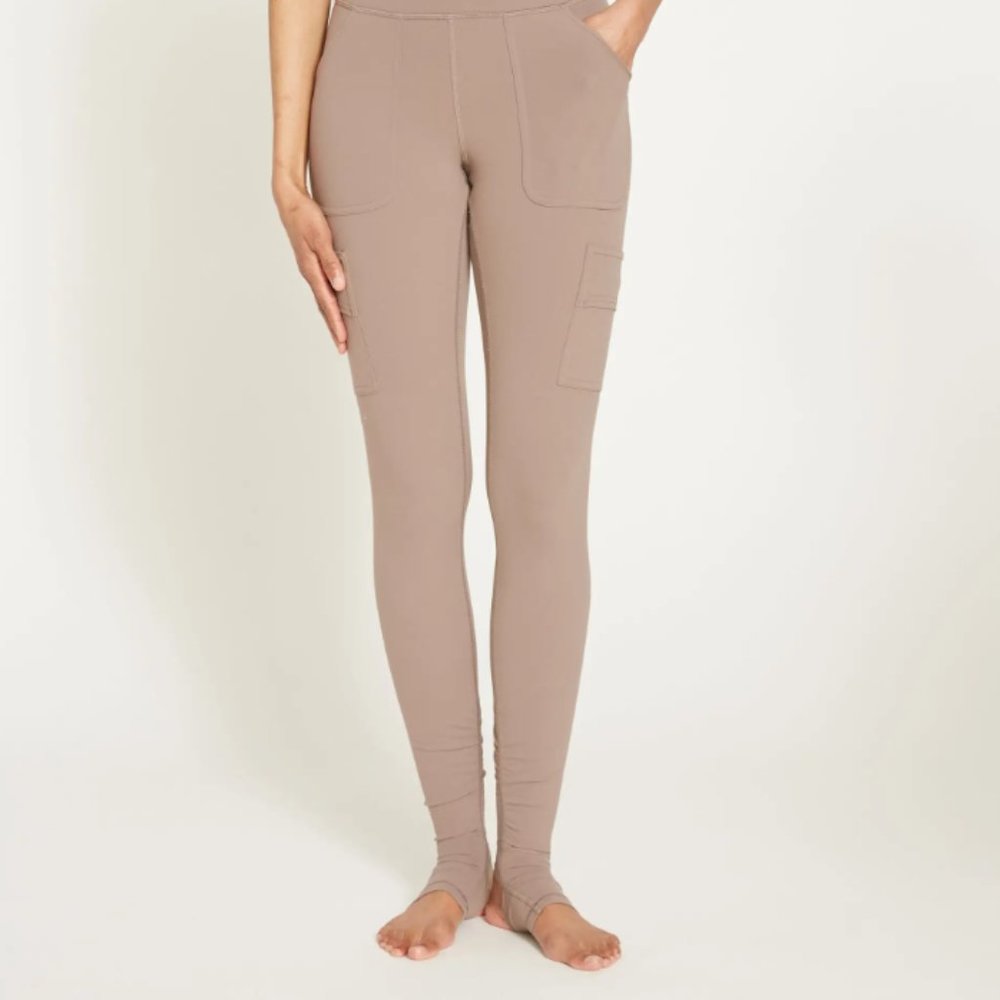Universal Standard Stirrup Pocket Legging